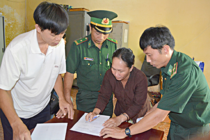 Lực lượng Biên phòng làm việc với một đối tượng trong đường dây mua bán người do Nguyễn Thị Hiên cầm đầu vào năm 2015.