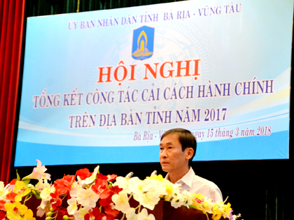 Đồng chí Trương Thanh Phong, Giám đốc Sở Nội vụ báo cáo tóm tắt kết quả giải quyết nhanh hồ sơ năm 2017; kết quả khảo sát sự hài lòng của người dân và kết quả chỉ số CCHC năm 2017. 