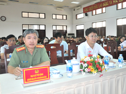 Đồng chí Nguyễn Thanh Tịnh, Phó Chủ tịch UBND tỉnh, Trưởng Ban Chỉ đạo và Đại tá Lê Tôi Sủng, Giám đốc Công an tỉnh tham dự hội nghị.