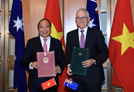 Thủ tướng Nguyễn Xuân Phúc và Thủ tướng Malcolm Turnbull ký Tuyên bố chung về thiết lập quan hệ Đối tác chiến lược giữa Chính phủ Việt Nam và Australia.