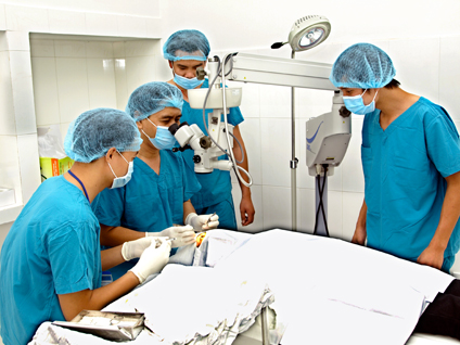 Phẫu thuật mắt cho bệnh nhân bị bệnh cườm nước tại Bệnh viện Mắt tỉnh.