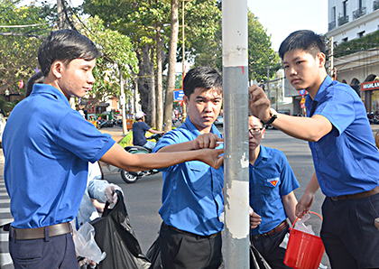 ĐVTN TP.Vũng Tàu tẩy xóa biển quảng cáo, rao vặt trái phép trên đường Trần Hưng Đạo, phường 1, TP.Vũng Tàu.