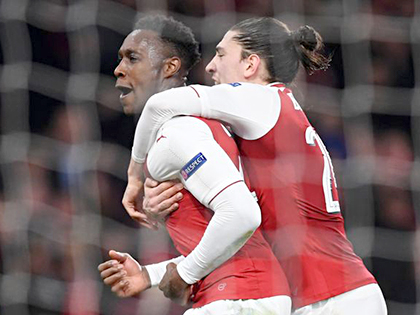 Welbeck (bìa trái) đã ghi 2 bàn giúp Arsenal đánh bại AC Milan.