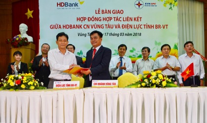 Đại diện HDBank và đại diện Công ty Điện lực tỉnh bàn giao hợp đồng thu hộ tiền điện.