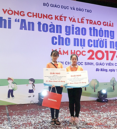 Em Lê Thị Thúy Vy, HS lớp 11A3, Trường THPT Xuyên Mộc và em Trần Hà Huyền Trang, HS lớp 9N1, Trường THCS Phước Bửu (huyện Xuyên Mộc) đoạt giải Nhì Hội thi “An toàn giao thông cho nụ cười ngày mai”. Ảnh: THIÊN LÝ