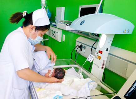 Bộ Y tế khuyến cáo các sản phụ nên đến các cơ sở y tế để sinh nhằm bảo đảm an toàn cho mẹ và con. Trong ảnh: Nhân viên y tế chăm sóc trẻ sơ sinh tại Bệnh viện Bà Rịa. Ảnh: MINH THIÊN