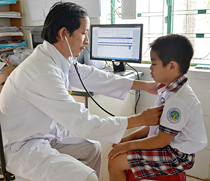 Bác sĩ Hoàng Minh Thành, Trưởng Phòng khám đa khoa khu vực Hòa Hiệp (huyện Xuyên Mộc) thăm khám cho bệnh nhân.