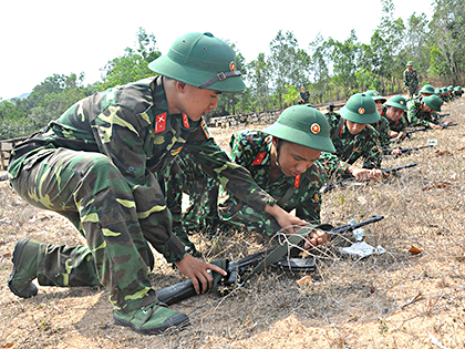 Cán bộ huấn luyện hướng dẫn tân binh các động tác trong nội dung bắn súng.