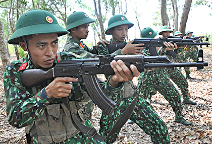 Các tân binh luyện tập động tác bắn gần.