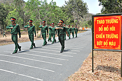 Huấn luyện điều lệnh đội ngũ cho tân binh.