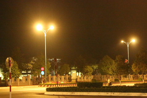 Hiện nay, đèn chiếu sáng công cộng tại thị trấn Đất Đỏ (huyện Đất Đỏ) đã được thay thế bằng đèn LED tiết kiệm điện. Ảnh: TUẤN VŨ