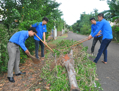 Anh Nguyễn Ngọc Sang (bìa trái), Bí thư Xã Đoàn Hòa Hưng (huyện Xuyên Mộc) cùng ĐVTN thu gom rác tại ấp 2 (xã Hòa Hưng).