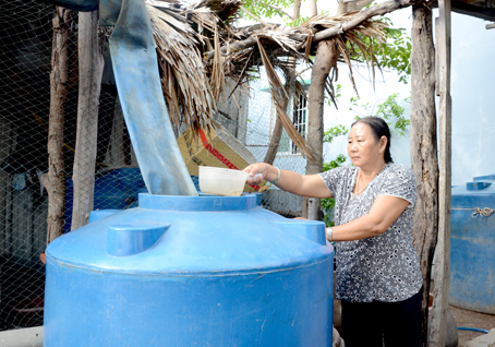 Bà Nguyễn Thị Mẫn (thôn Gò Găng, xã Long Sơn, TP. Vũng Tàu) trữ nước mưa vào thùng nhựa để dành xài dần. 