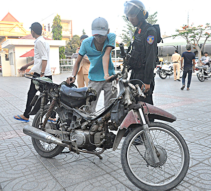 Một xe “mù” lưu thông trên địa bàn phường Rạch Dừa bị lực lượng công an tạm giữ.