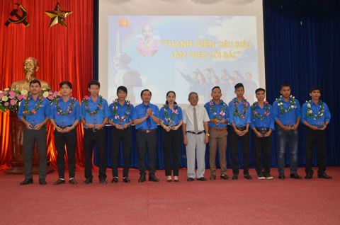 Đồng chí Phạm Văn Hào, Phó Bí thư Thường trực Huyện ủy Châu Đức và anh Nguyễn Trung Minh, Bí thư Huyện Đoàn Châu Đức trao biểu trưng “Thanh niên tiên tiến làm theo lời Bác” cho ĐVTN huyện Châu Đức. 