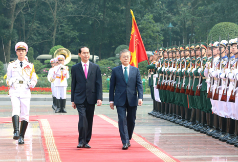 Chủ tịch nước Trần Đại Quang và Tổng thống Hàn Quốc Moon Jae-in duyệt Đội danh dự Quân đội nhân dân Việt Nam.