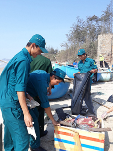 Rác sau khi thu dọn được Công ty CP Dịch vụ môi trường và Công trình đô thị Vũng Tàu mang đi xử lý.