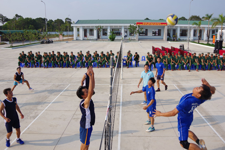 Cán bộ, chiến sĩ Đại đội huấn luyện giao lưu bóng chuyền với ĐVTN huyện Xuyên Mộc.