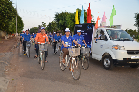 Điện lực huyện Châu Đức tổ chức diễu hành bằng xe đạp tuyên truyền chiến dịch “Giờ Trái đất” 2018 tại thị trấn Ngãi Giao.