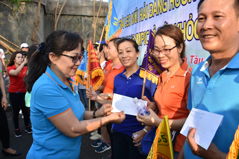 Đồng chí Trương Thị Hường, Phó Chủ tịch UBND TP. Vũng Tàu trao thưởng cho các đội hoàn thành cuộc thi.