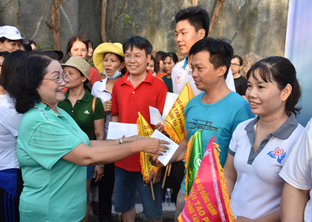 Đồng chí Nguyễn Thị Bạch Ngân, Phó Chủ tịch UBND TP. Vũng Tàu trao thưởng cho các đội hoàn thành cuộc thi.