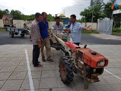 nghe lai xe may keo.jpg: Lao động xã Phước Hội, huyện Đất Đỏ tham gia lớp học đào tạo nghề lái xe máy kéo hạng A4 năm 2017