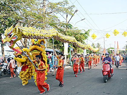 Đội lân-sư-rồng dẫn đầu đoàn rước thỉnh Long vị Bà Lớn, Ông Nam Hải và Thành Hoàng qua các tuyến phố của thị trấn Long Hải.