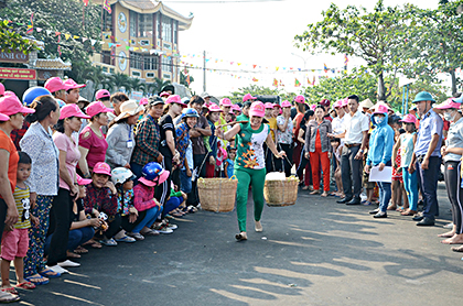 Các đội thi gánh cá trong hội thao các trò chơi dân gian tại Lễ hội Dinh Cô.