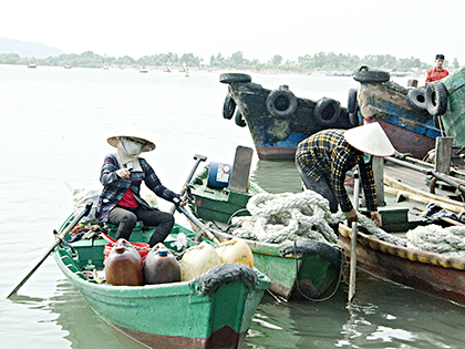 Các chị em phụ nữ làm công việc vớt dầu loang, lượm ve chai tại khu vực sông Dinh (phường 11, TP.Vũng Tàu).