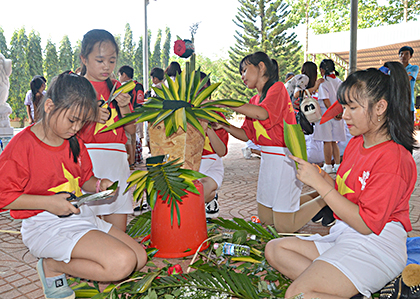 Học sinh Trường TH Nguyễn Bá Ngọc (TP.Bà Rịa) thi cắm hoa nghệ thuật tại ngày hội “Thiếu nhi vui khỏe – Tiến bước lên Đoàn” do Thành Đoàn, Hội đồng Đội TP.Bà Rịa tổ chức.