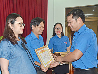 Anh Đỗ Văn Thùy, Bí thư Đoàn Khối cơ quan tỉnh trao Giấy khen cho các cá nhân có thành tích xuất sắc trong phong trào “Tuổi trẻ BR-VT chung tay xây dựng nông thôn mới và văn minh đô thị”, “Sáng tạo trẻ” năm 2018.