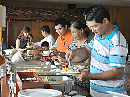 Du khách ăn buffet sáng tại KDL và khách sạn Thùy Dương.