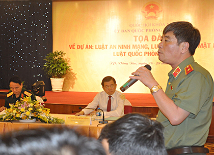 Thiếu tướng Trần Ngọc Khánh, Phó Chủ nhiệm Ủy ban Quốc phòng và an ninh phát biểu tại buổi tọa đàm.