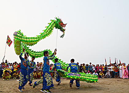 Múa rồng phục vụ bà con và du khách tại Lễ hội Dinh Cô 2018. Ảnh: MINH THANH