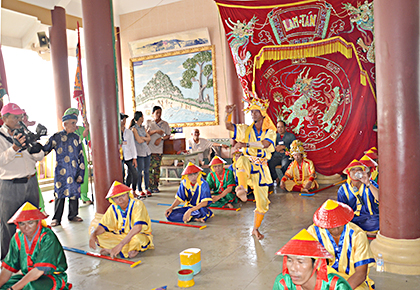 Đội văn nghệ hát bả trạo trong nghi lễ cúng Cô. Ảnh: MINH THANH