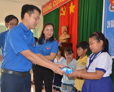 ĐVTN Đoàn Khối cơ quan tỉnh trao học bổng cho HS nghèo vượt khó xã Quảng Thành (huyện Châu Đức).