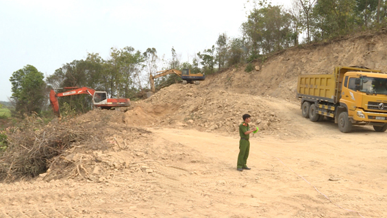 Hiện trường vụ khai thác đất trái phép.