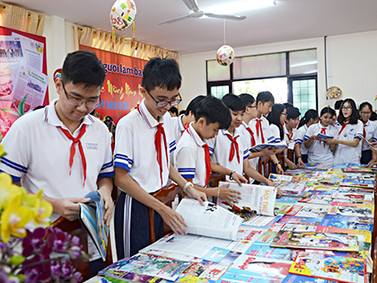 Trong tháng 4, Thư viện TP.Vũng Tàu sẽ tổ chức nhiều hoạt động nhân ngày Sách Việt Nam. Trong ảnh: Các em HS đọc báo tại Hội báo Xuân BR-VT 2018.