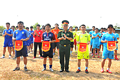 Thượng tá Trương Huy Bình, Phó Chủ nhiệm Chính trị Bộ CHQS tỉnh tặng cờ lưu niệm cho các đội dự giải.