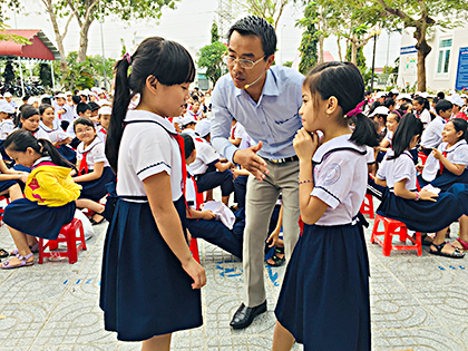 Chuyên gia tâm lý của Công ty TNHH Thiên Niên Kỷ (TP.Hồ Chí Minh) hướng dẫn kỹ năng phòng, chống xâm hại tình dục cho học sinh Trường TH Kim Dinh, TP.Bà Rịa.