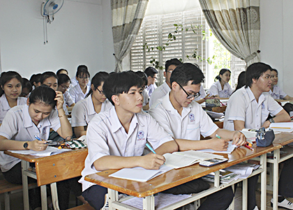 HS lớp 12A1, Trường THPT Châu Thành (TP. Bà Rịa) trong tiết học tiếng Anh. 