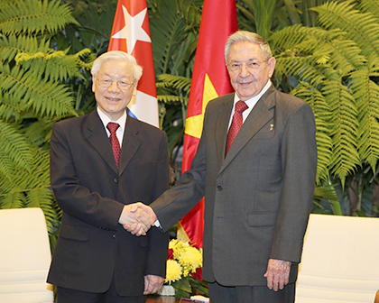 Chủ tịch Cuba Raul Castro Ruz đón Tổng Bí thư Nguyễn Phú Trọng. Ảnh: TRÍ DŨNG