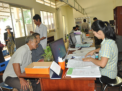 Người dân chờ giải quyết hồ sơ thủ tục hành chính tại bộ phận “một cửa” xã Xà Bang (huyện Châu Đức).