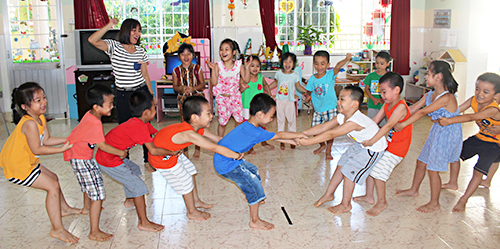 Cô Nguyễn Thùy Linh, GV Trường MN Châu Thành (TP. Vũng Tàu) tổ chức các trò chơi cho HS.