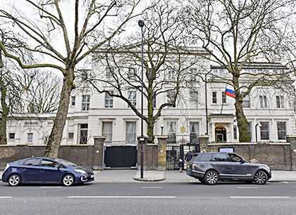 Quang cảnh bên ngoài tòa nhà Đại sứ quán Nga tại London (Anh). 