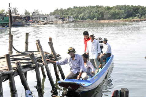 Một vỏ lãi hoạt động ở khu vực bến đò Bà Phó (sông Mỏ Nhát, ấp Phước Hiệp, xã Tân Hòa, huyện Tân Thành).