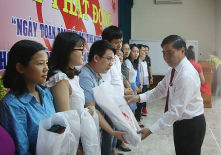 Đồng chí Lê Tuấn Quốc, Phó Chủ tịch UBND tỉnh tặng quà cho các thành viên đội ngân hàng máu sống TP.Vũng Tàu và Bệnh viện Lê Lợi.