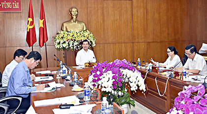 Đồng chí Nguyễn Hồng Lĩnh, Ủy viên Trung ương Đảng, Bí thư Tỉnh ủy, Chủ tịch HĐND tỉnh, chủ trì cuộc họp Ban Thường vụ Tỉnh ủy.