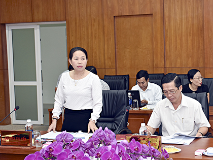 Đồng chí Nguyễn Thị Yến, Phó Bí thư Thường trực Tỉnh ủy, Trưởng Đoàn Đại biểu Quốc hội tỉnh, phát biểu ý kiến tại cuộc họp.