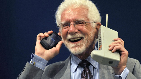 Martin Cooper giữ điện thoại Motorola DynaTAC, điện thoại di động cầm tay thương mại đầu tiên trên thế giới và một phiên bản hiện đại hơn. Ảnh: REUTERS